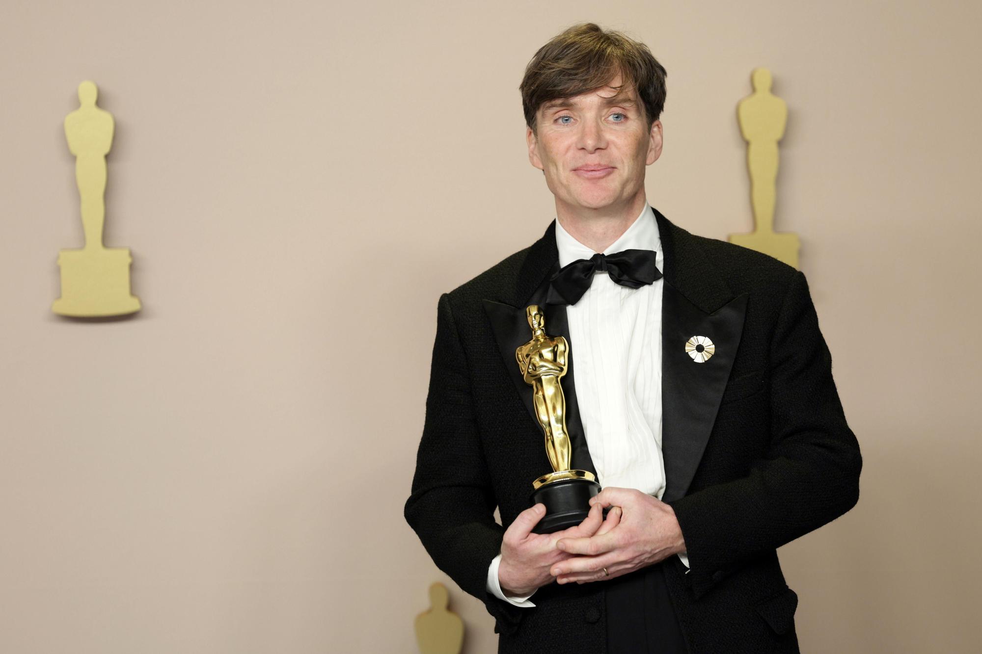 Los Angeles (United States), 11/03/2024.- Cillian Murphy, winner of the Best Actor in a Leading Role award for 'Oppenheimer,' poses with his Oscar in the press room during the 96th annual Academy Awards ceremony at the Dolby Theatre in the Hollywood neighborhood of Los Angeles, California, USA, 10 March 2024. The Oscars are presented for outstanding individual or collective efforts in filmmaking in 23 categories. EFE/EPA/ALLISON DINNER