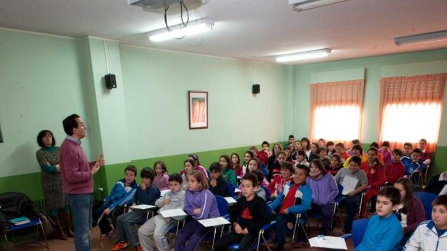 Alumnos del Enrique Alonso, ayer, durante la charla sobre Verdi, que incluyó la proyección de vídeos con fragmentos de algunas de sus óperas.