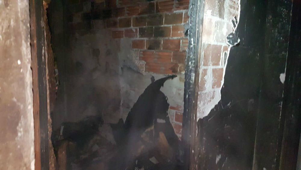 El segundo piso del edificio de la calle San Julián quedó ayer devastado por las llamas