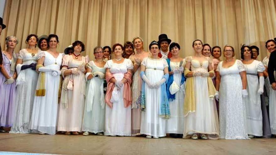 Miembros de los clubes de lectura de Castropol y Candás que se citaron este fin de semana para recrear la época de Jane Austen.