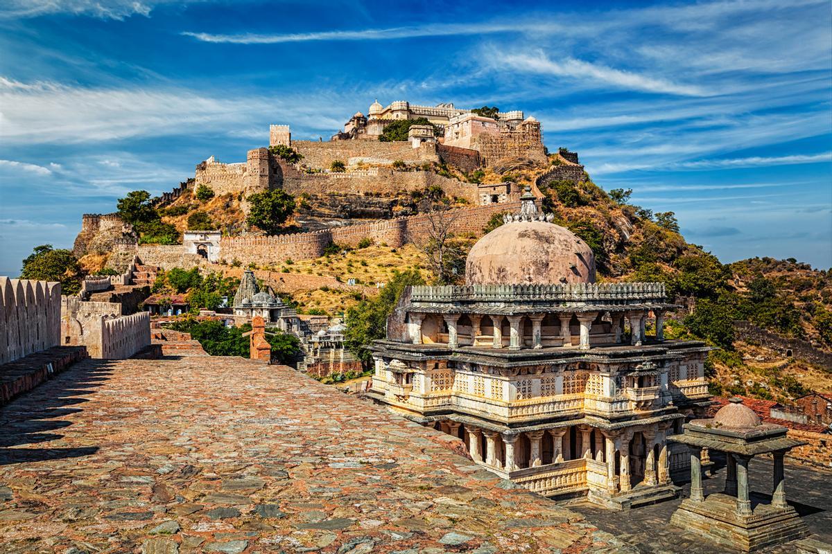 El fuerte Kumbhalgarh se levanta en la zona occidental de los montes Aravalli, en Rajastán.