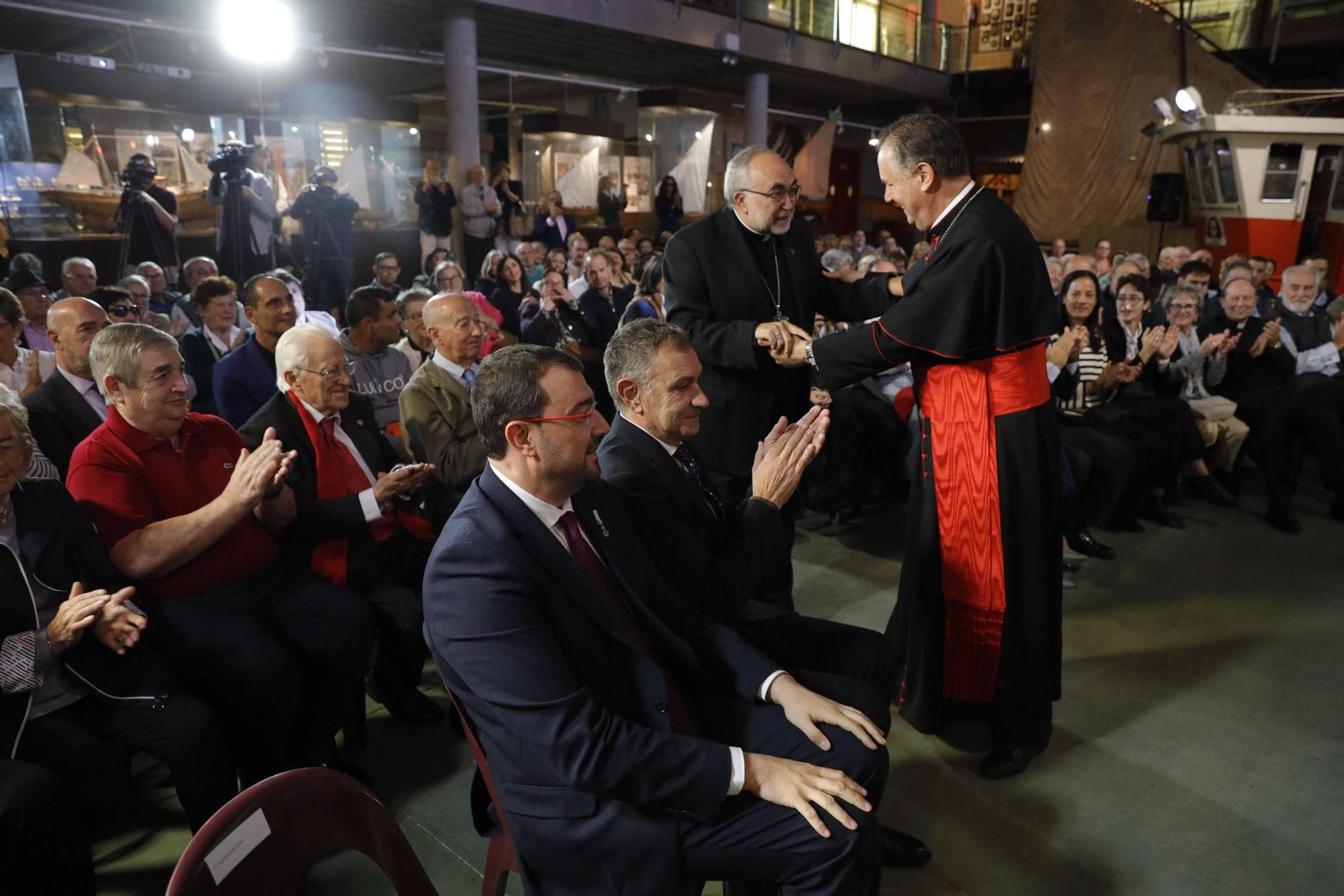 El cardenal Ángel  Fernández Artime recibe el título de Hijo Predilecto de Asturias en Luanco (Gozón)