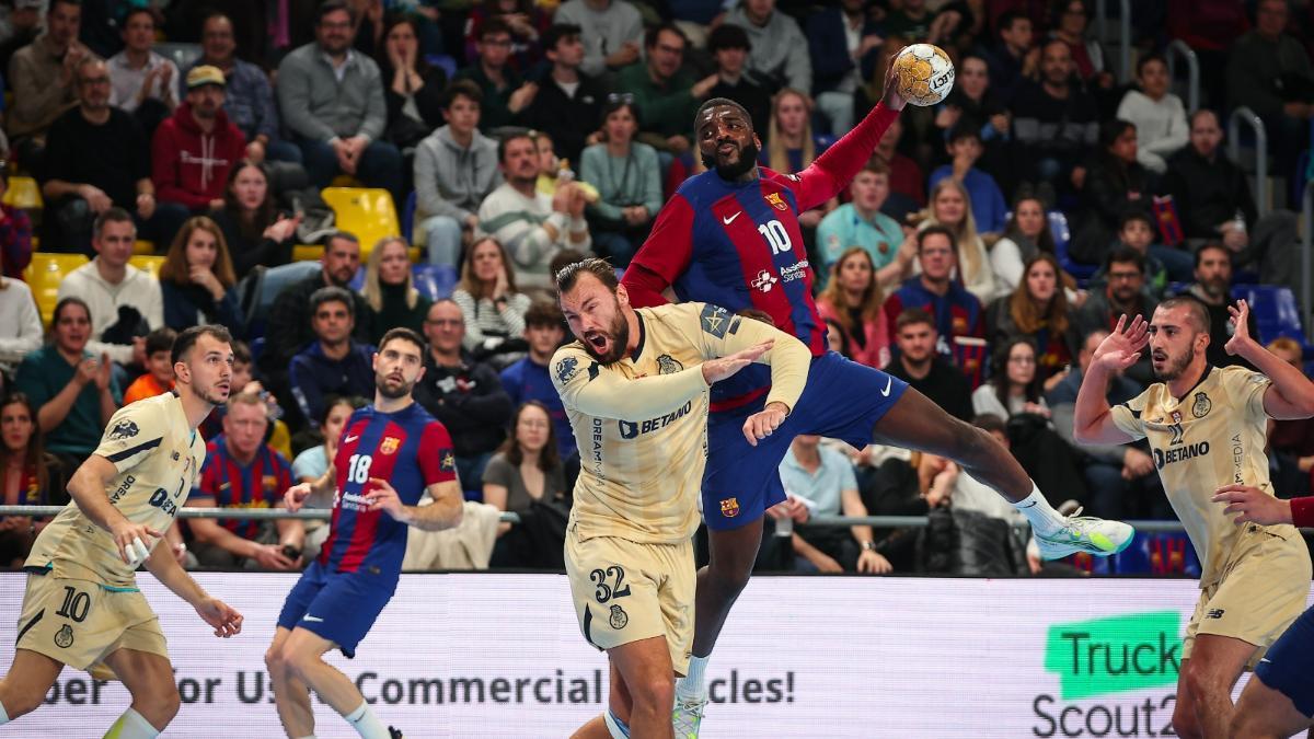 Una gran segunda mitad del Barça les brindó su decimoséptima victoria consecutiva esta temporada ante el Porto (40-33)