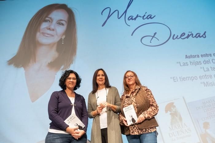 María Dueñas, con escolares en Tenerife