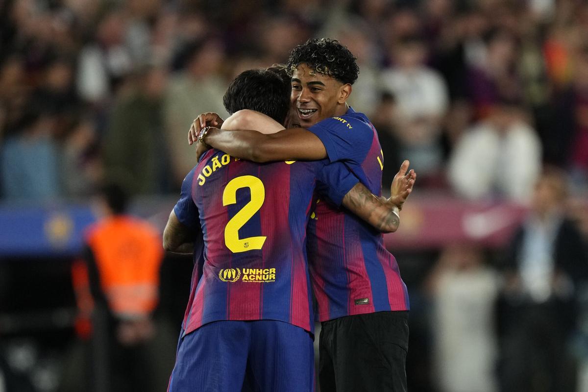 Los jugadores del FC Barcelona Lamine Yamal (d) y Joao Cancelo celebran la victoria y el título de Liga al finalizar el encuentro correspondiente a la jornada 35 de LaLiga que FC Barcelona y Real Madrid disputaron este domingo en el Camp Nou, en Barcelona. EFE/Siu Wu. (Barcelona)
