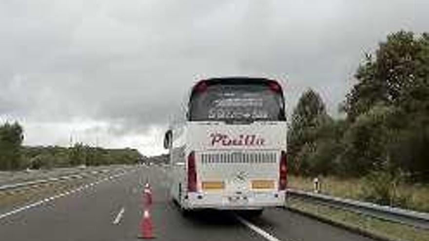 El bus averiado en la A-52.