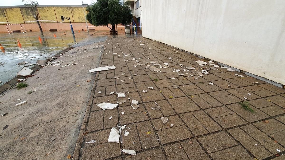 Daños en la cornisa de uno de los edificios del colegio de Aldaia.