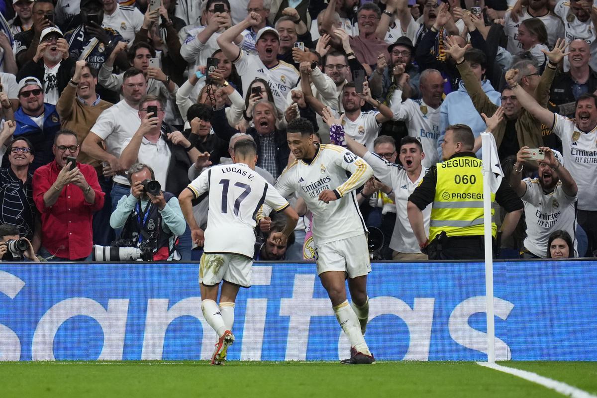 Lucas Vázquez y Bellingham celebran el gol de la victoria del Real Madrid ante el Barça. | AP Real Madrid's Jude Bellingham, right, celebrates after scoring his side's third goal during the Spanish La Liga soccer match between Real Madrid and Barcelona at the Santiago Bernabeu stadium in Madrid, Spain, Sunday, April 21, 2024. (AP Photo/Manu Fernandez)