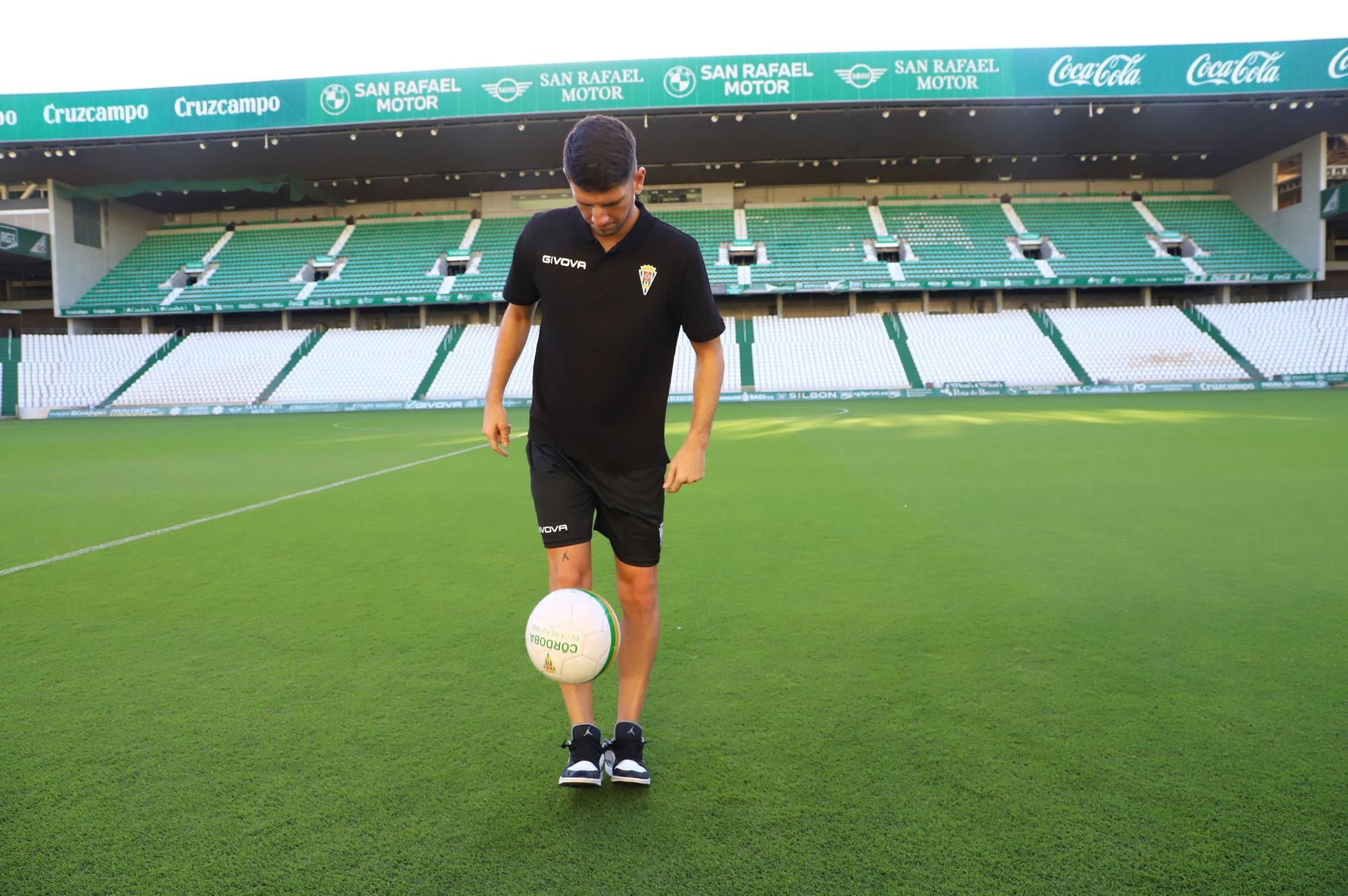 La presentación del nuevo jugador del Córdoba CF, Alberto Toril, en imágenes