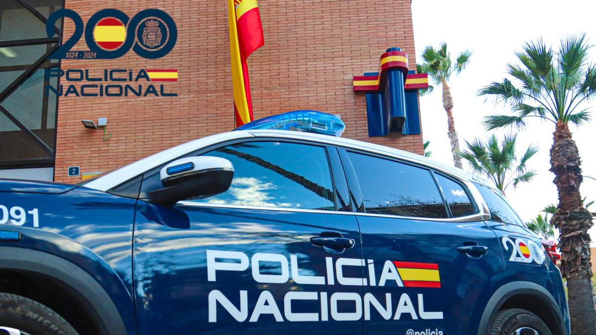 Imagen de archivo de un vehículo policial en la Comisaría Norte de Alicante.