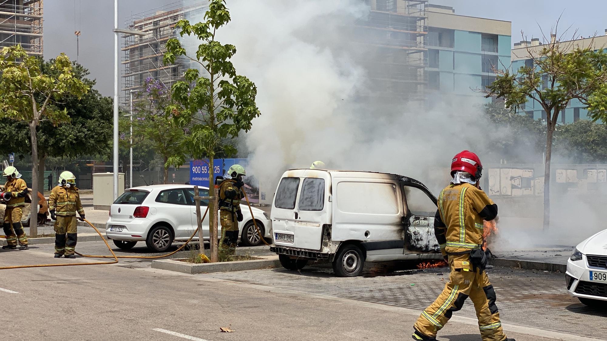 Las fotos del aparatoso incendio intencionado de un coche en Nou Llevant, en Palma