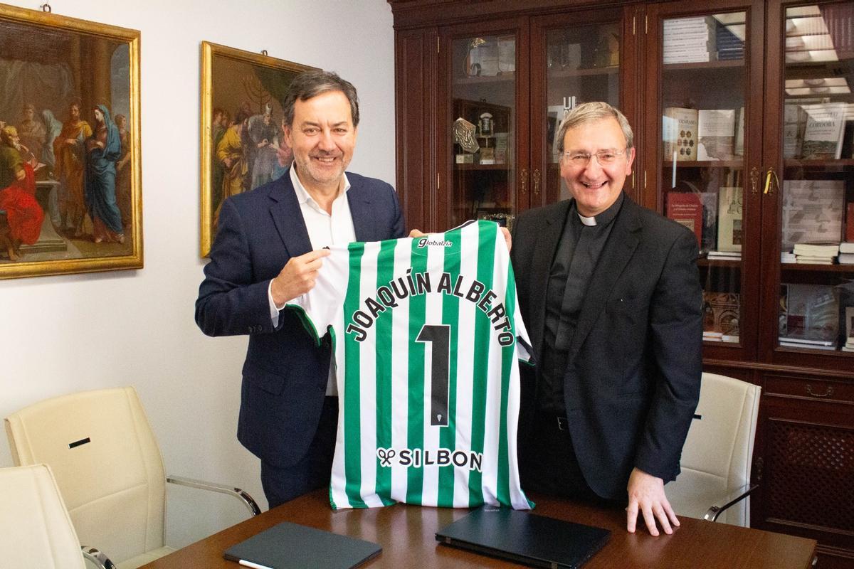 Antonio Fernández Monterrubio, junto al deán-presidente, Joaquín Alberto Nieva, con una camiseta obsequiada por el club.