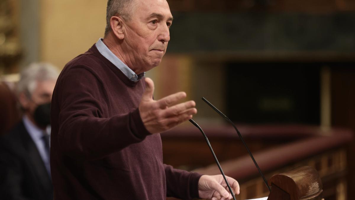 El diputado de Compromís en el Congreso de los Diputados, Joan Baldoví, interviene en una sesión plenaria en el Congreso de los Diputados, a 28 de diciembre de 2021, en Madrid, (España).