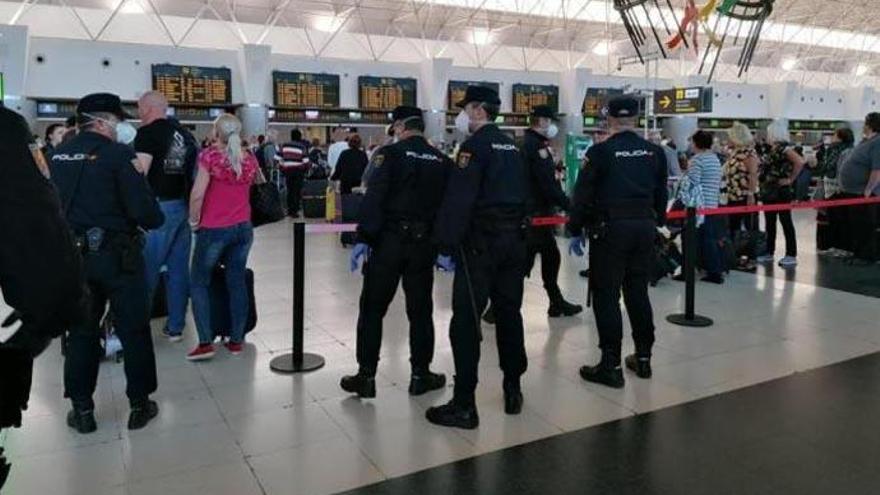 Policías nacionales en el aeropuerto de Gran Canaria.