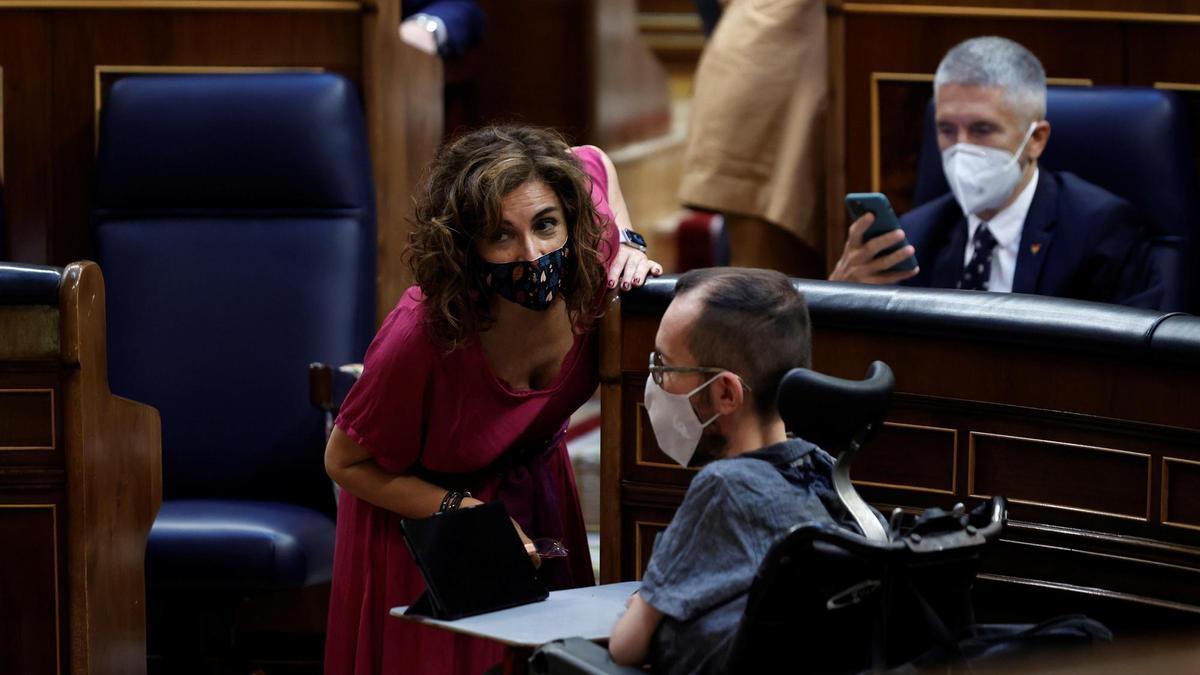 María Jesús Montero dialoga con Pablo Echenique.