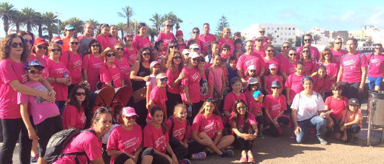 Uno de los grupos que participaron ayer, en el Charco de San Ginés, en la caminata por Arrecife por el Día Mundial contra el Cáncer de Mama.