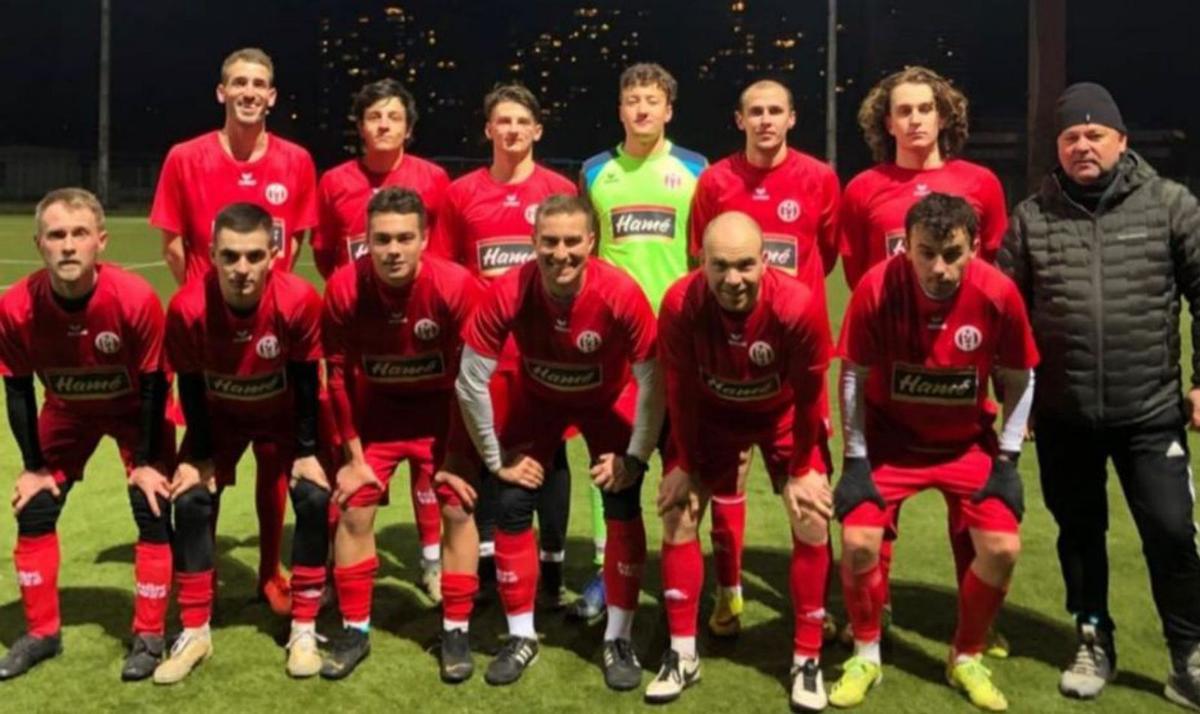 Rodríguez -1ºi, de pie-, con el Sportovy Klub, que milita en cuarta categoría. | | LP / DLP