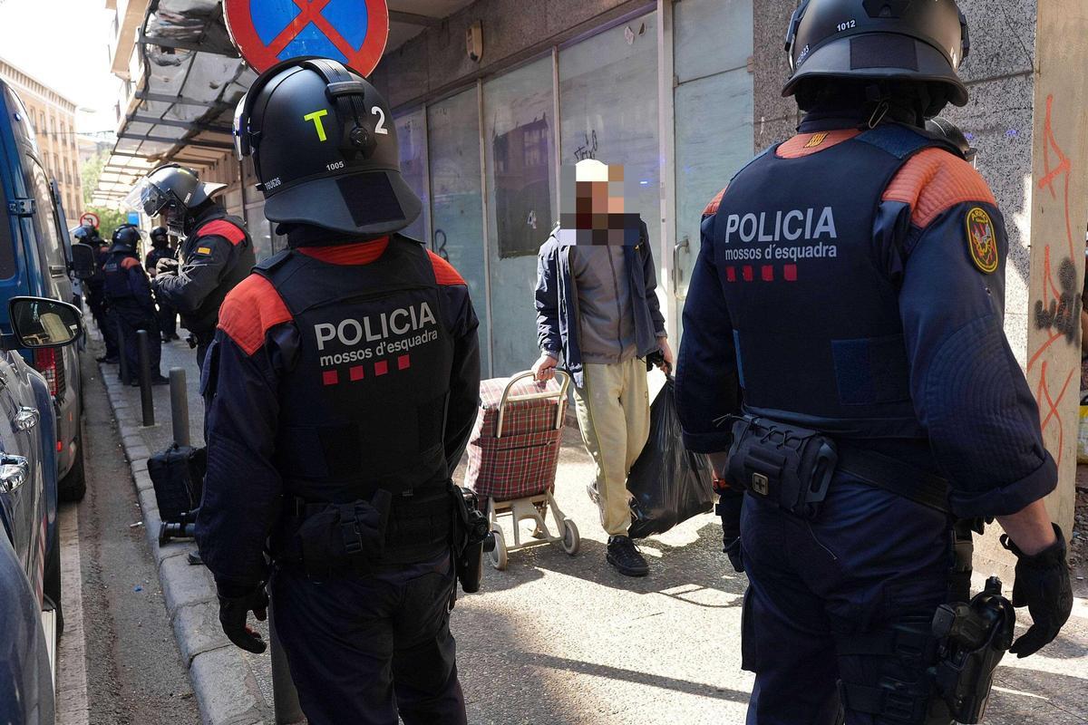 Les imatges del desallotjament per emergència el bloc ocupat de la ronda Ferran Puig de Girona Les imatges del desallotjament per emergència el bloc ocupat de la ronda Ferran Puig de Girona