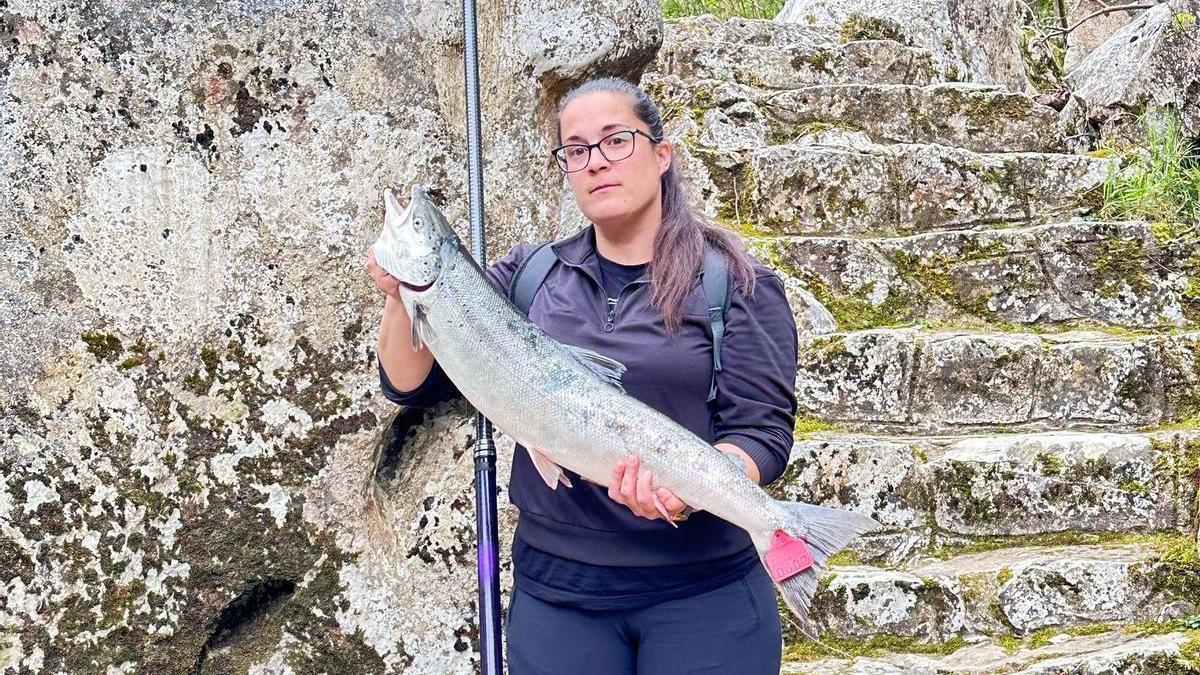Nekane Arias Dasilva con el campanu de Cantabria.
