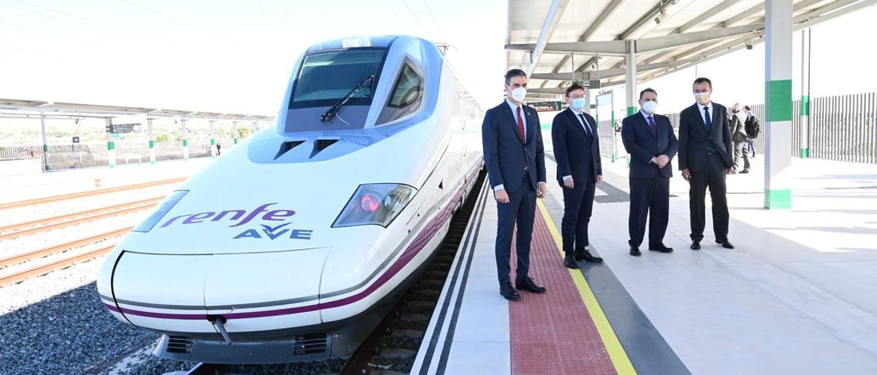 El presidente del Gobierno, Pedro Sánchez, con Puig, Ábalos y González, en Elche