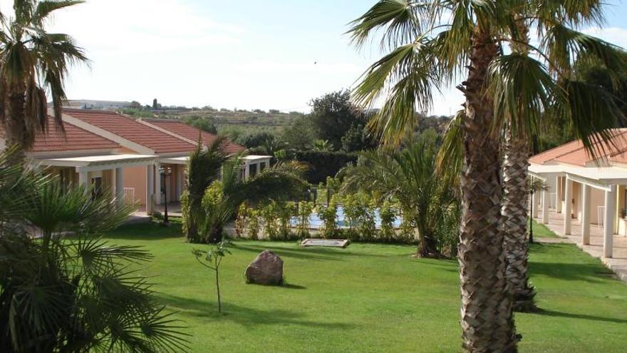 Los bungalows se encuentran en torno a una piscina con amplias zonas ajardinadas.