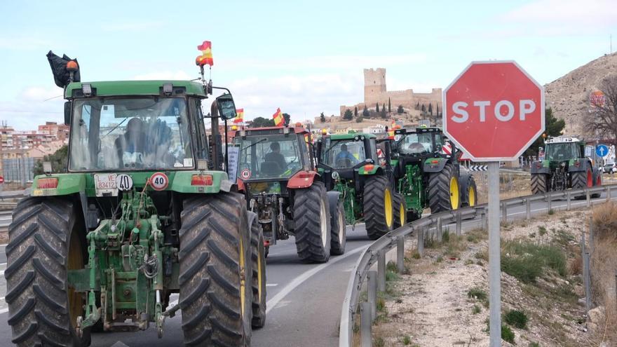 Momentos de tensión en la tractorada de Villena, donde los agricultores han bajado a pie hasta el acceso a la autovía