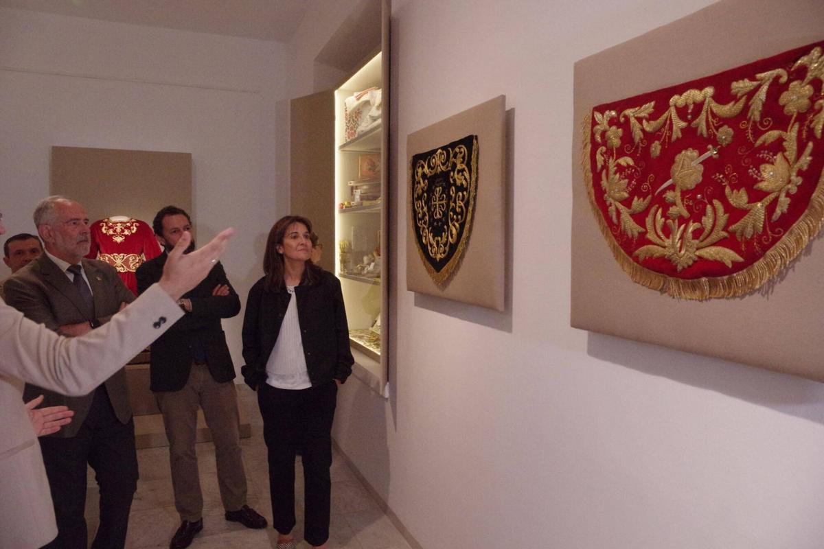 La Agrupación de Cofradías muestra el legado de los bordados de las Hermanas Trinitarias en Málaga