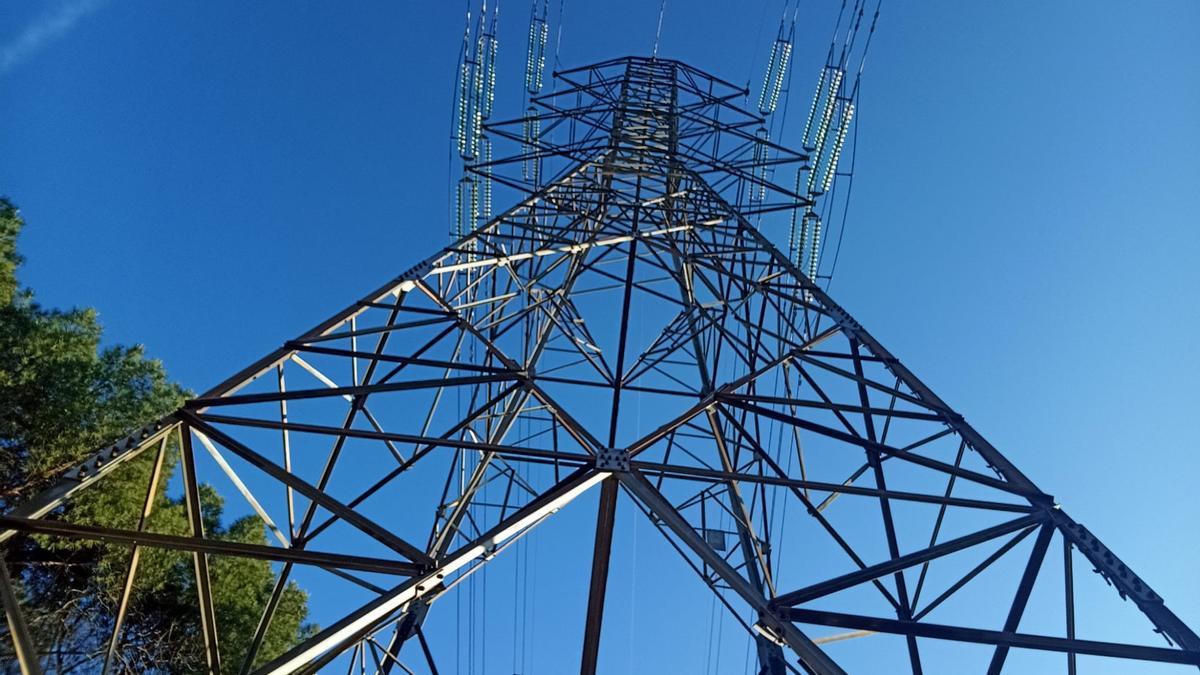 Torre de la red de la transporte de electricidad.