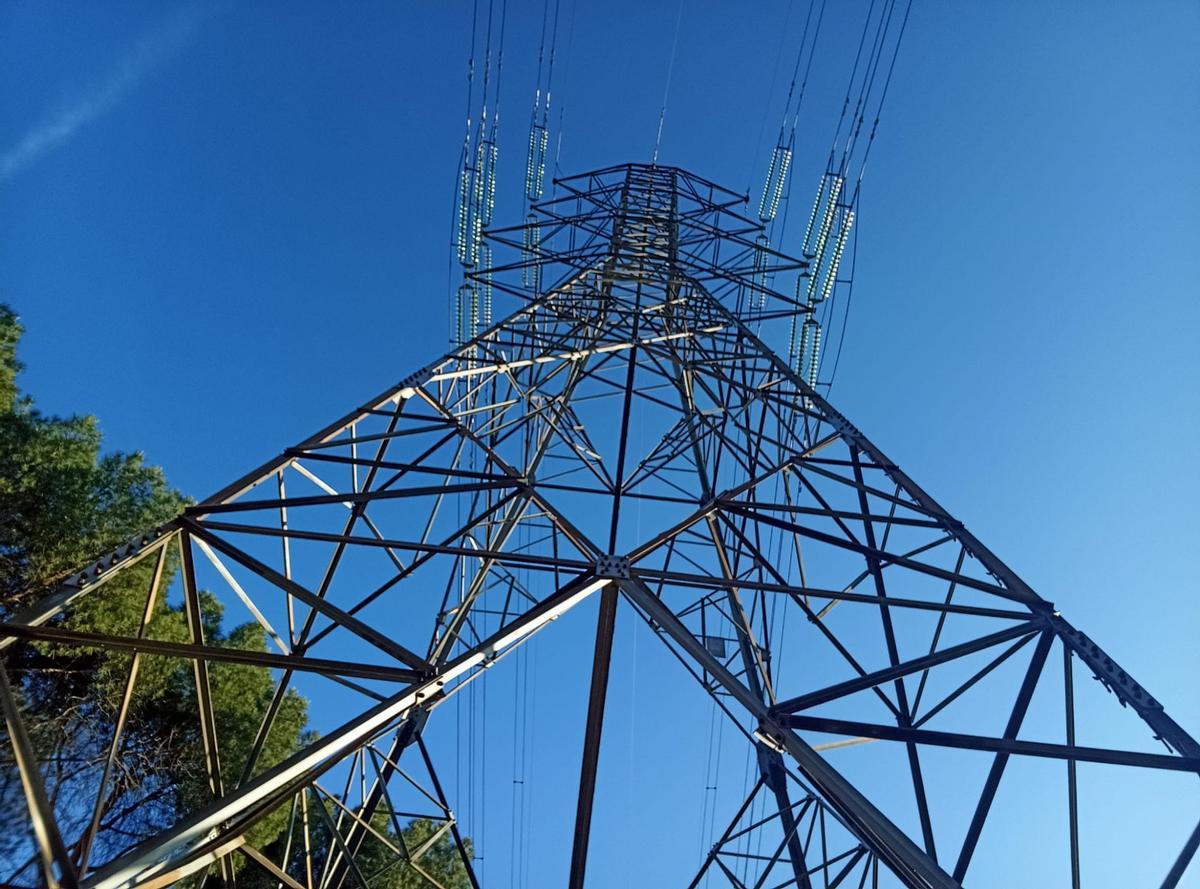 Torre de la red de transporte de electricidad.