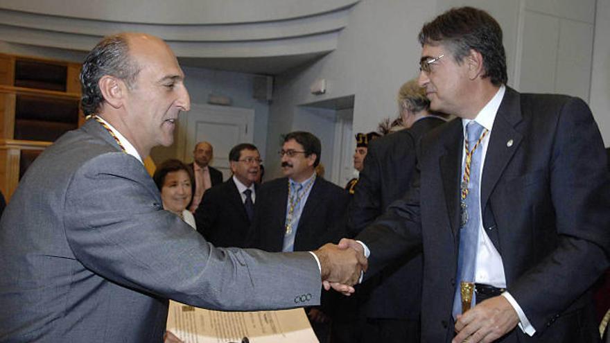 Pablo Cobián, en el momento de recoger su acta de diputado provincial, el año pasado. / víctor echave