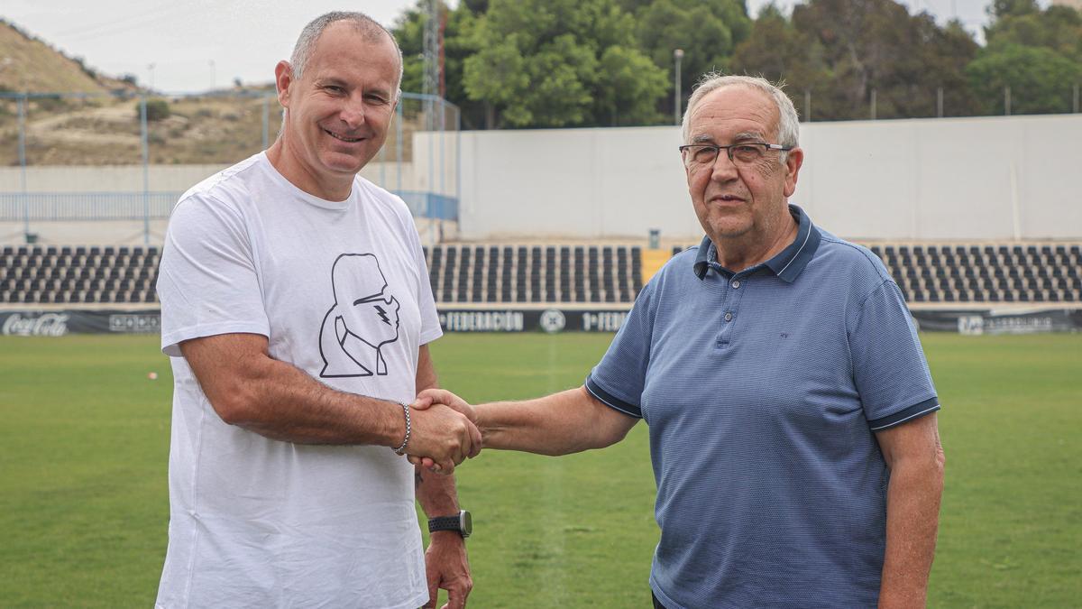El nuevo técnico del Intercity, Javi Moreno, junto a Quique Hernández, director deportivo, en el Antonio Solana.