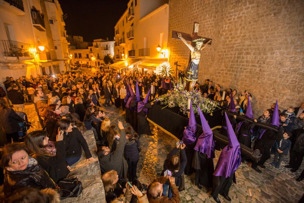 Santo Entierro de piedra y silencio