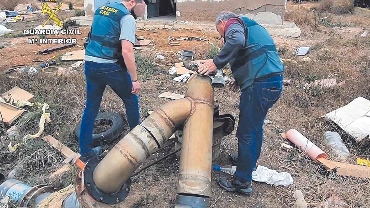 Agentes de la Guardia Civil, durante una inspección a una finca del Campo de Cartagena.