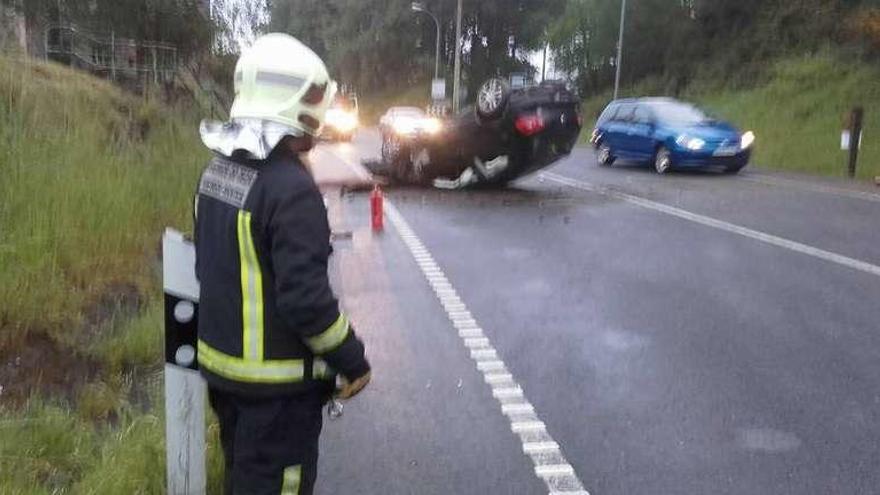 El coche quedó volcado sobre sí mismo en Taboada. // Bombeiros