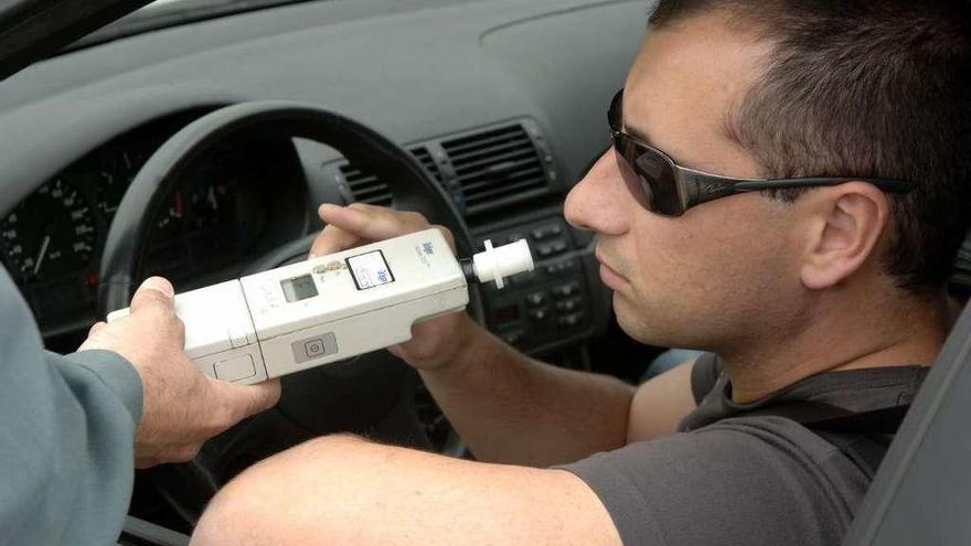 Un joven, durante un control de alcoholemia en una carretera de A Coruña.