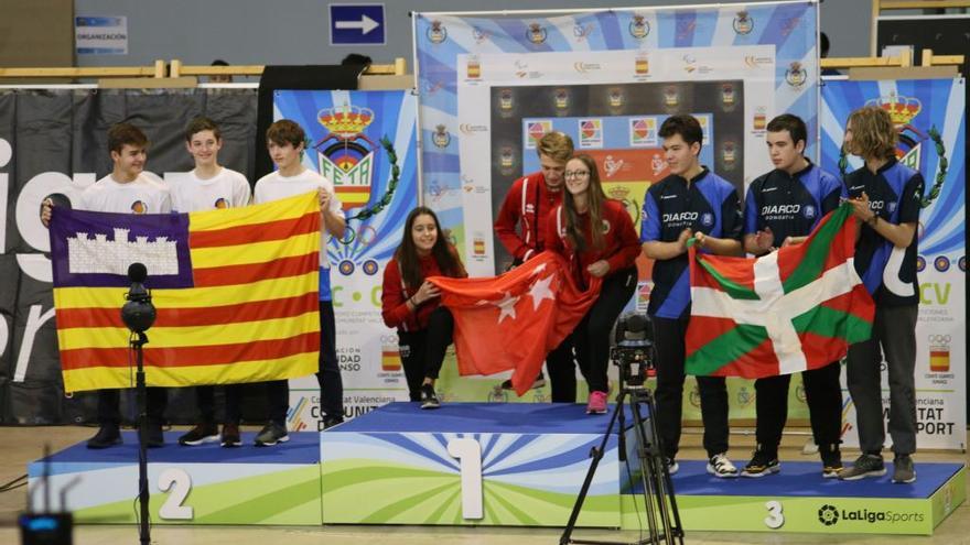 Aitor MarÃ­n fue plata con el equipo balear cadete en arco recurvo.