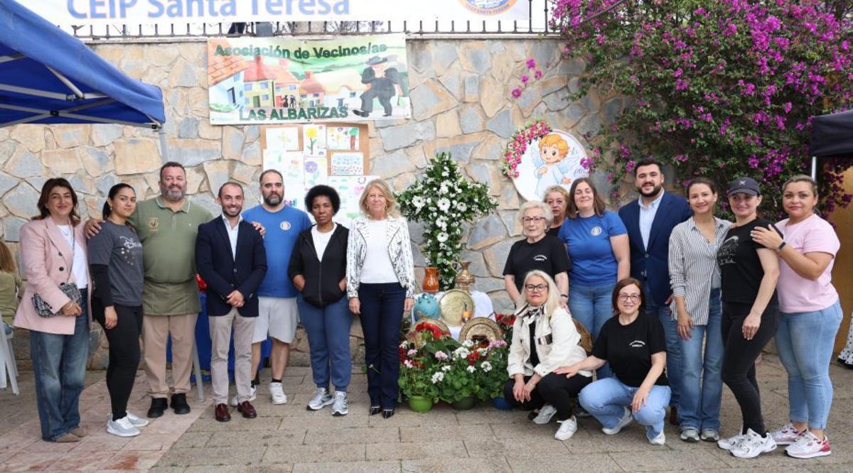 La Cruz de Mayo solidaria de los vecinos de Las Albarizas.
