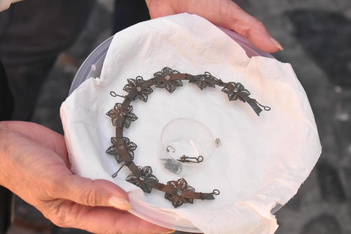 Galería | Así es la pequeña corona de la Virgen del Arco de la Estrella de Cáceres