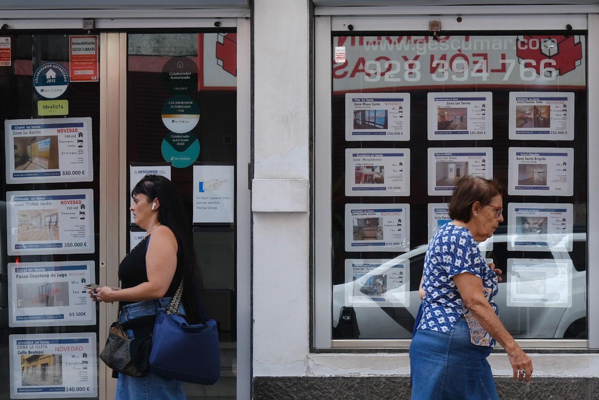 Anuncios de alquiler y venta de pisos en una inmobiliaria de la ciudad