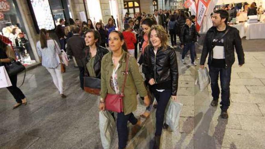 Cientos de participantes en la Vigo Shopping NIght atestan Príncipe, el viernes 7 de junio.  // Ricardo Grobas