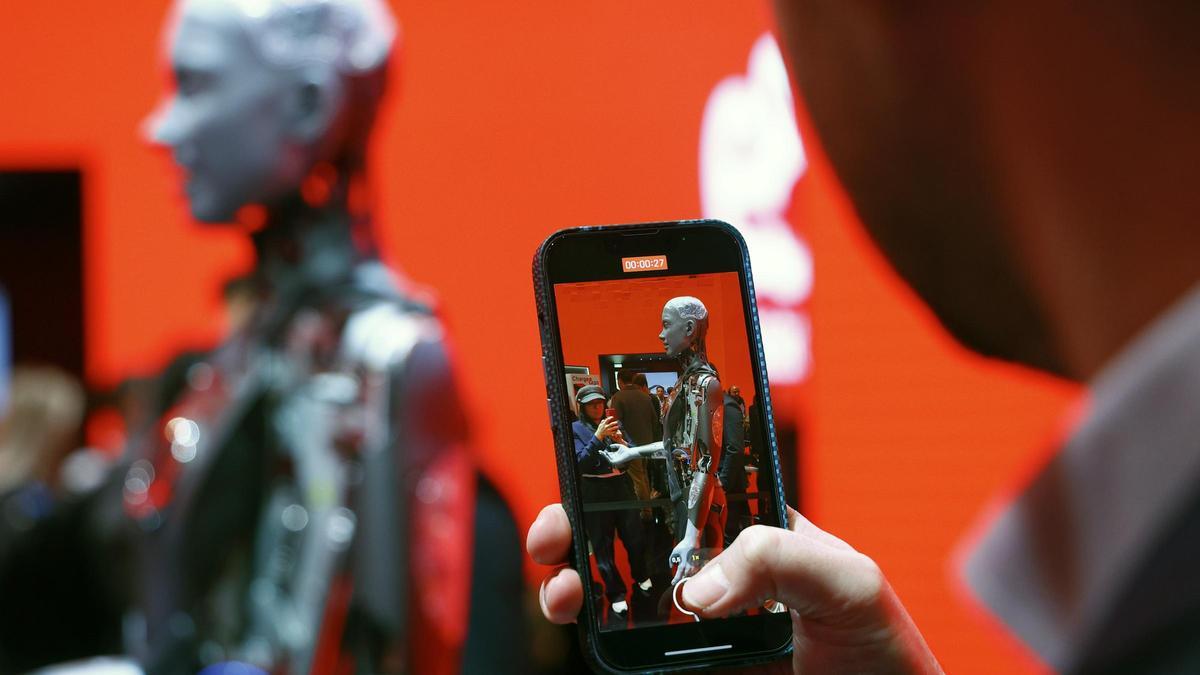 Un robot interactua amb visitants del Mobile World Congress.