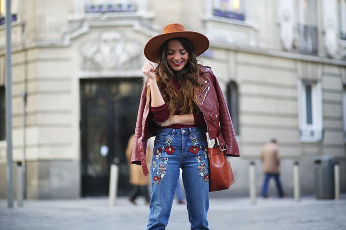 Paula de MyPeeptoes con jeans bordados