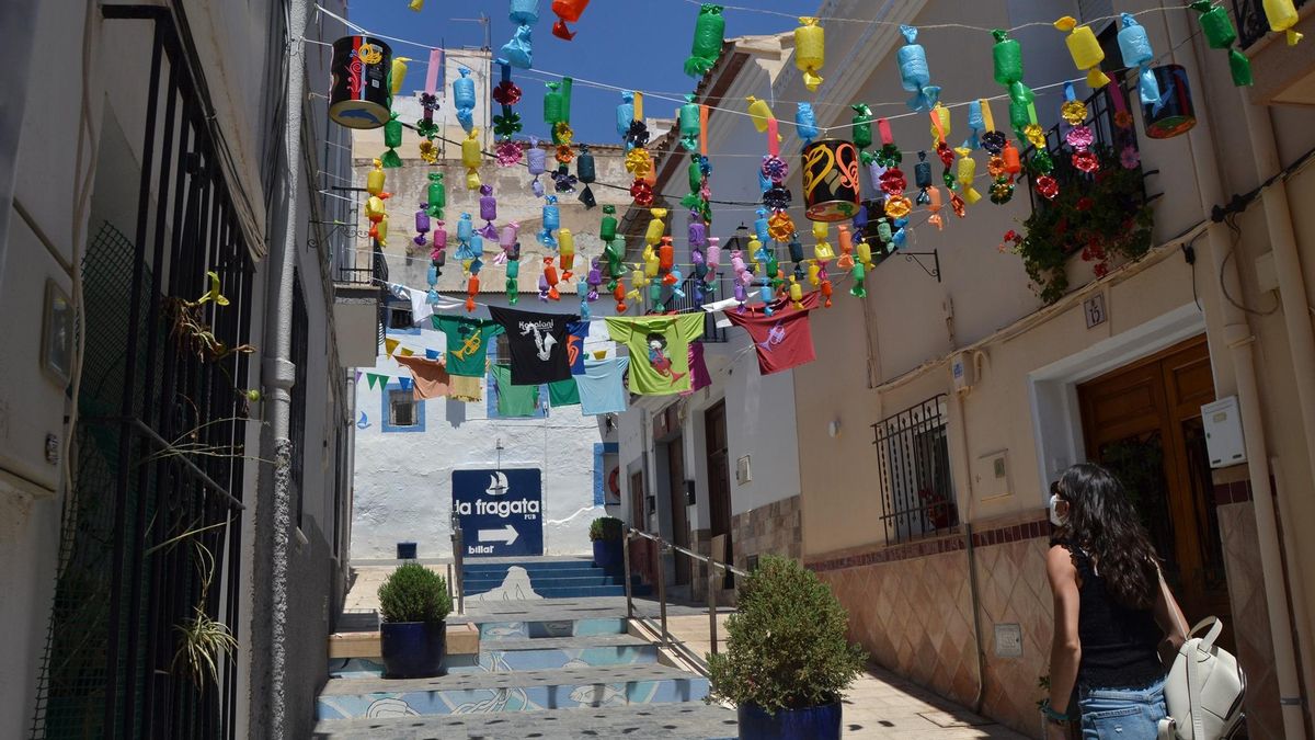 Uno de los diseños en una calle de Calp de una edición de Art al Carrer.