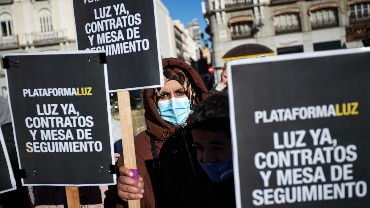 Manifestación de apoyo a los vecinos de la Cañada Real en la Puerta del Sol.