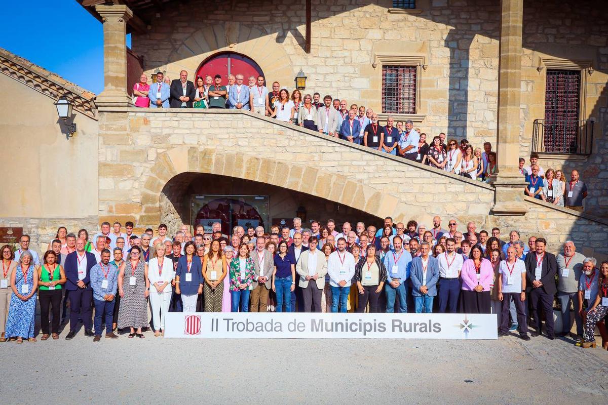 El president Salvador Illa con los alcaldes que han participado en el II Encuentro de Municipios Rurales.