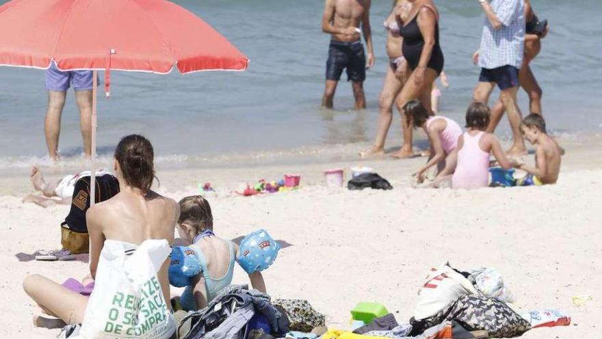 Una imagen de familias y niños disfrutando del buen tiempo ayer en Samil. // Alba Villar