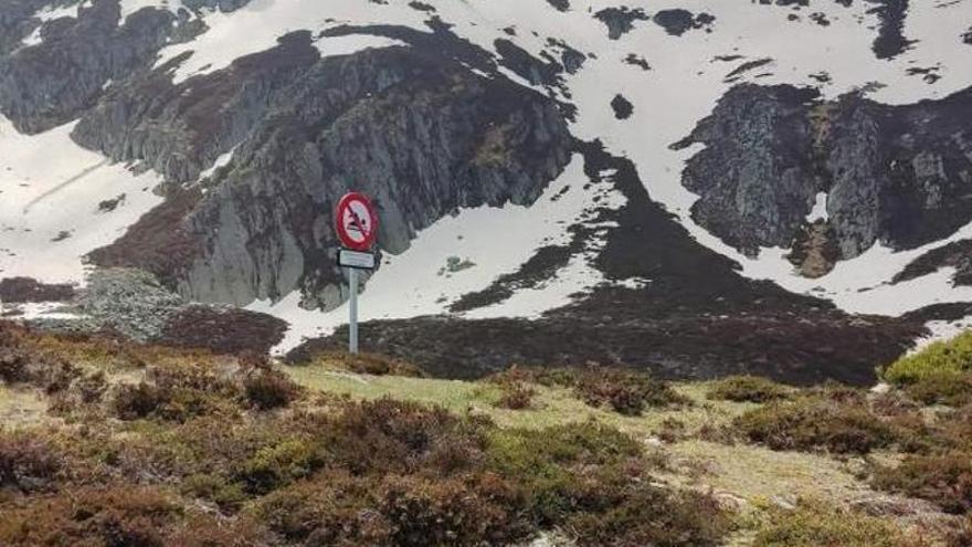 Quejas por las señales metálicas instaladas junto al lago Ubales