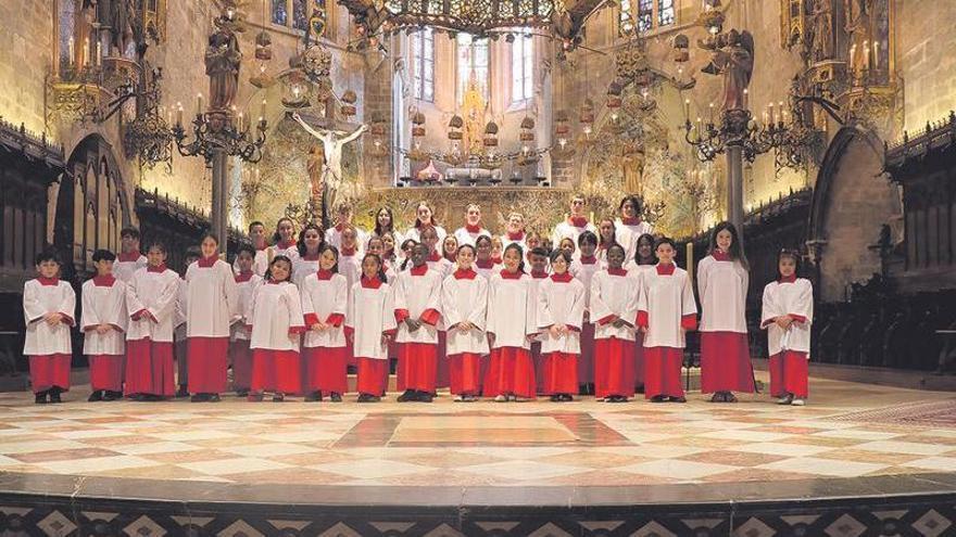 Los nuevos miembros recibieron el roquete, una prenda que los identifica como miembros del coro infantil de la Seu.