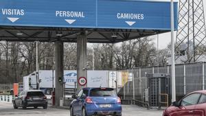 La Guardia Civil en las instalaciones de la Central Lechera Asturiana.