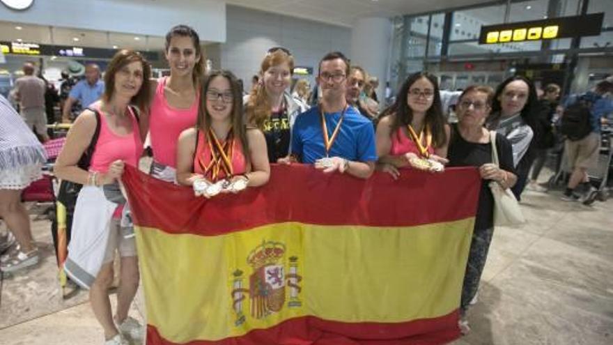 Sara Marín, María Díez y Sergio de la Iglesia, junto a entrenadoras y familiares, en el aeropuerto.